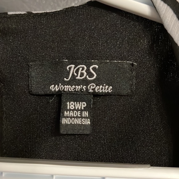 Black and white rose patterned sheath dress. - Picture 3 of 6